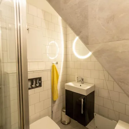 Vakantiehuis Dinbnb Homes I Cozy Cellar In Historical Cobblestone Street