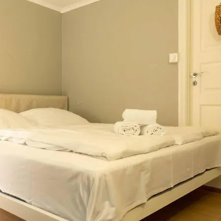 Vakantiehuis Dinbnb Homes I Cozy Cellar In Historical Cobblestone Street