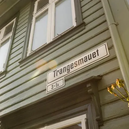 Vakantiehuis Dinbnb Homes I Cozy Cellar In Historical Cobblestone Street