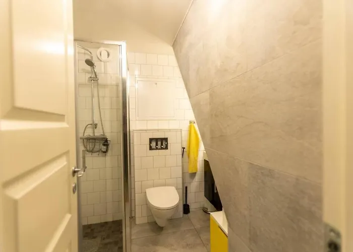 Dinbnb Homes I Cozy Cellar In Historical Cobblestone Street
