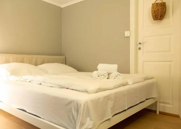 בית נופש Dinbnb Homes I Cozy Cellar In Historical Cobblestone Street
